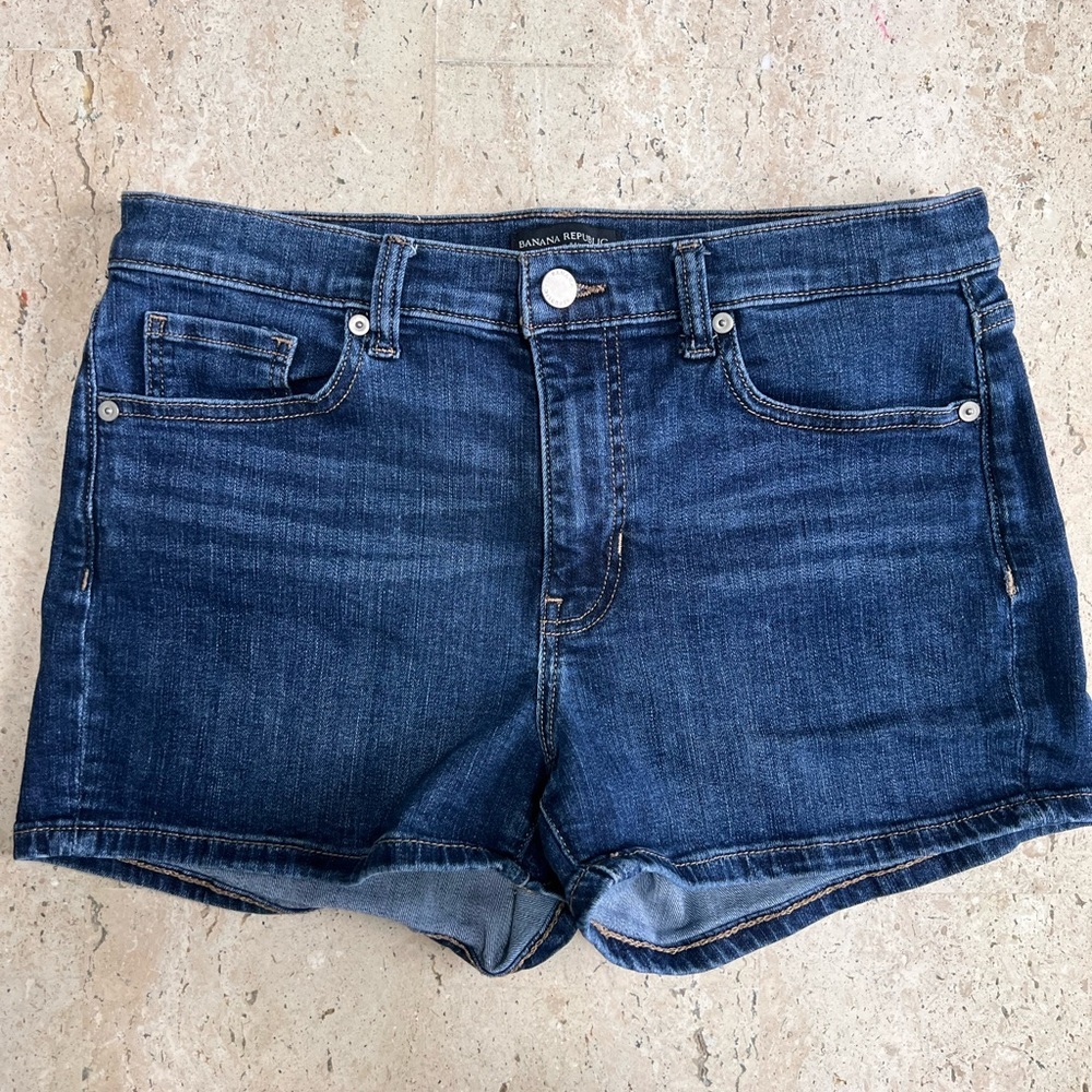 Banana Republic Mid Rise 3” Short Dark Wash, Stretch Women’s Size 29 (8)
